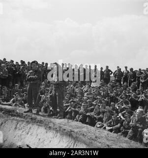 Capitolazione: Harskamp [campo dove i SS-ers e i Landwachters sono internati] a Camp Harskamp è costruito un palcoscenico, dove alcune performance al giorno sono date da e per i compagni. Cantanti e musicisti presentano la loro canzone di fronte ad un grande pubblico (Caption Anefo) Annotazione: In questo campo sono stati ospitati circa 4000 prigionieri olandesi SS (tra cui Army, Landstorm, Viking, Germania, Holl. Grüne Polizei etc.) in attesa di processo Data: Giugno 1945 luogo: Gelderland, Harskamp Parole Chiave: Campi di internamento, prigionieri di guerra, soldati, pubblico Foto Stock