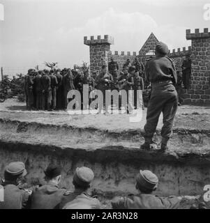 Capitolazione: Harskamp [campo dove i SS-ers e i Landwachters sono internati] a Camp Harskamp è costruito un palcoscenico, dove alcune performance al giorno sono date da e per i compagni. Cantanti e musicisti presentano la loro canzone di fronte ad un grande pubblico (Caption Anefo) Annotazione: In questo campo sono stati ospitati circa 4000 prigionieri olandesi SS (tra cui Army, Landstorm, Viking, Germania, Holl. Grüne Polizei etc.) in attesa di processo Data: Giugno 1945 luogo: Gelderland, Harskamp Parole Chiave: Campi di internamento, prigionieri di guerra, militare Foto Stock