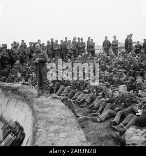 Capitolazione: Harskamp [campo dove i SS-ers e i Landwachters sono internati] a Camp Harskamp è costruito un palcoscenico, dove alcune performance al giorno sono date da e per i compagni. Cantanti e musicisti presentano la loro canzone di fronte ad un grande pubblico (Caption Anefo) Annotazione: In questo campo sono stati ospitati circa 4000 prigionieri olandesi SS (tra cui Army, Landstorm, Viking, Germania, Holl. Grüne Polizei etc.) in attesa di processo Data: Giugno 1945 luogo: Gelderland, Harskamp Parole Chiave: Campi di internamento, prigionieri di guerra, soldati, pubblico Foto Stock