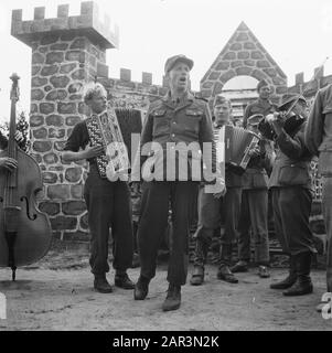 Capitolazione: Harskamp [campo dove i SS-ers e i Landwachters sono internati] a Camp Harskamp è costruito un palcoscenico, dove alcune performance al giorno sono date da e per i compagni. Cantanti e musicisti presentano la loro canzone di fronte ad un grande pubblico (Caption Anefo) Annotazione: In questo campo sono stati ospitati circa 4000 prigionieri olandesi SS (tra cui Army, Landstorm, Viking, Germania, Holl. Grüne Polizei etc.) in attesa di processo Data: Giugno 1945 luogo: Gelderland, Harskamp Parole Chiave: Fisarmoniche, campi di tirocinio, prigionieri di guerra, militari Foto Stock