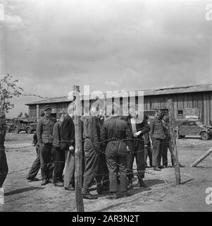 Capitolazione: Harskamp [campo dove uomini e Landwachters SS sono stati internati] Prigionieri di guerra Annotazione: In questo campo sono stati ospitati circa 4000 prigionieri olandesi SS (tra cui Army, Landstorm, Viking, Germania, Holl. Grüne Polizei etc.) in attesa di processo Data: Giugno 1945 luogo: Gelderland, Harskamp Parole Chiave: Campi di internamento, prigionieri di guerra, militare Foto Stock