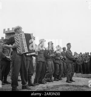 Capitolazione: Harskamp [campo dove i SS-ers e i Landwachters sono internati] a Camp Harskamp è costruito un palcoscenico, dove alcune performance al giorno sono date da e per i compagni. Cantanti e musicisti presentano la loro canzone di fronte ad un grande pubblico (Caption Anefo) Annotazione: In questo campo sono stati ospitati circa 4000 prigionieri olandesi SS (tra cui Army, Landstorm, Viking, Germania, Holl. Grüne Polizei etc.) in attesa di processo Data: Giugno 1945 luogo: Gelderland, Harskamp Parole Chiave: Campi di internamento, prigionieri di guerra, militare Foto Stock