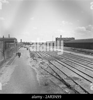 Purificazione: Amsterdam Levantkade [interneringskamp] Reportage dello Interneringskamp sulla Levantkade ad Amsterdam. Ora ci sono circa 4200 prigionieri, c'è spazio per 30.000 persone Data: Giugno 1945 luogo: Amsterdam, Noord-Holland Parole Chiave: Collaboratori, prigionieri, campi di internamento, Seconda guerra mondiale, purificazione Foto Stock