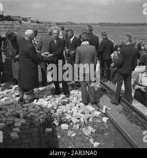 Purificazione: Amsterdam Levantkade [interneringskamp] Reportage dello Interneringskamp sulla Levantkade ad Amsterdam. Ora ci sono circa 4200 prigionieri, c'è spazio per 30.000 persone Data: Giugno 1945 luogo: Amsterdam, Noord-Holland Parole Chiave: Collaboratori, prigionieri, campi di internamento, Seconda guerra mondiale, purificazione Foto Stock