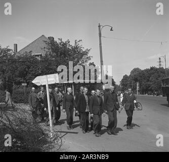 Recupero: Arnhem un gruppo di collaboratori arrestati viene dimesso sotto sorveglianza [location angle Vondellaan/Velperweg] Data: 1945 luogo: Arnhem, Gelderland Parole Chiave: Collaboratori, Seconda guerra mondiale, ricostruzione, ricostruzione Foto Stock