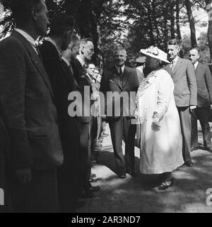 Sua Maestà la Regina Wilhelmina visita il Veluwezoom [Regina Wilhelmina in conversazione con alcune persone] Data: 1945 Parole Chiave: Casa reale, Seconda guerra mondiale Nome personale: Wilhelmina (Regina Olanda) Foto Stock