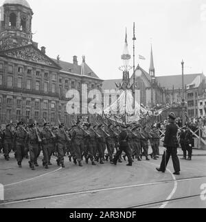 Parata dell'esercito canadese, del N.B.S., del personale ferroviario e di varie associazioni per H.M. de Queen ha tenuto ad Amsterdam un distacco della Royal Navy defiliert. Dietro di loro l'albero di libertà creato dall'esercito canadese Data: 28 giugno 1945 luogo: Amsterdam, Noord-Holland Parole Chiave: Partiti di liberazione, marina, militare, Seconda guerra mondiale Foto Stock