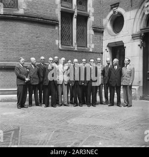 Armadio Schermerhorn-Drees Kabinet Schermerhorn-Drees. J.M. de Booy (Marine), Dr. L.J.M. Beel (Interno) S.J.G.M. van Schaik (Trasporti ed energia), Prof. Dr. J.H.A. Logeman (Overseas Territories), S.l. Mansholt (Food, Agriculture And Fisheries), Prof. P. Lieftinck (Finance) E H. Vos (Trade Industry), Professor W. Schermerhorn (Primo Ministro, General Warfare), S.a.m.t. Kolfschoten (Giustizia), W. Drees (Affari sociali), J. Meyen (Guerra), E.N. van Kleffens (Affari Esteri), Dr. ir. J.A. Ringers (lavori pubblici e ricostruzione), Sig. J.H. van Roijen (Affari Esteri, WIT Foto Stock