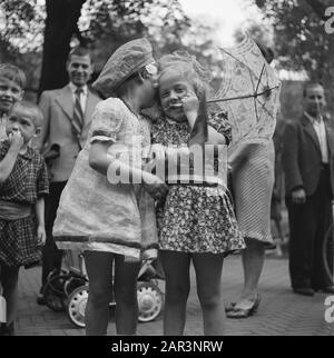 Intrattenimento folcloristico ad Amsterdam. Rep. Dei vari festeggiamenti relativi alla liberazione nella capitale [Bambini] Data: 28 giugno 1945 luogo: Amsterdam, Noord-Holland Parole Chiave: Festa della liberazione, Seconda guerra mondiale Foto Stock