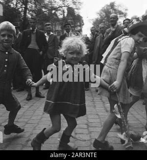 Intrattenimento folcloristico ad Amsterdam. Rep. Dei vari festeggiamenti relativi alla liberazione nella capitale [Bambini] Data: 28 giugno 1945 luogo: Amsterdam, Noord-Holland Parole Chiave: Festa della liberazione, Seconda guerra mondiale Foto Stock