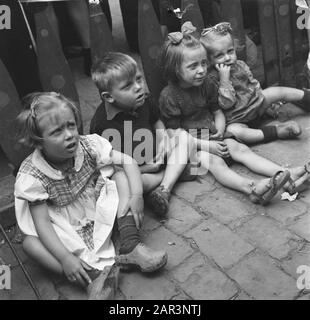 Intrattenimento folcloristico ad Amsterdam. Rep. Dei vari festeggiamenti relativi alla liberazione nella capitale [Bambini] Data: 28 giugno 1945 luogo: Amsterdam, Noord-Holland Parole Chiave: Festa della liberazione, Seconda guerra mondiale Foto Stock