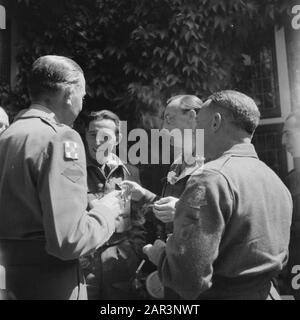 Tour del principe Bernhard attraverso i Paesi Bassi occidentali il principe Bernhard in conversazione con gli ufficiali Data: 29 giugno 1945 Parole Chiave: Militare, principi Nome personale: Bernhard (Prince Netherlands) Foto Stock