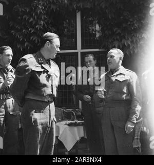 Tour del principe Bernhard attraverso i Paesi Bassi occidentali il principe Bernhard in conversazione con gli ufficiali Data: 29 giugno 1945 Parole Chiave: Militare, principi Nome personale: Bernhard (Prince Netherlands) Foto Stock