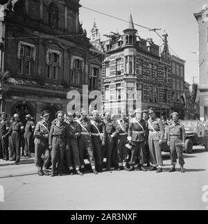 Tour del principe Bernhard attraverso West-Nederland Group foto dei soldati sul Grote Markt van Haarlem Data: 29 Giugno 1945 luogo: Haarlem, Noord-Holland Parole Chiave: Militare Foto Stock