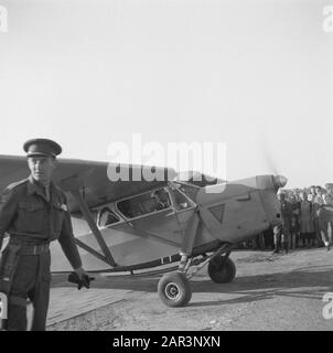 Tour del Principe Bernhard attraverso i Paesi Bassi occidentali un aereo con il quale il principe Bernhard lascerà Annotazione: Location Rijkweg vicino a Schiphol Data: 29 Giugno 1945 Parole Chiave: Aereo Foto Stock