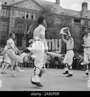 Intrattenimento folcloristico ad Amsterdam. Rep. Dei vari festeggiamenti relativi alla liberazione nella capitale [Volksdansers] Data: 1945 luogo: Amsterdam, Noord-Holland Parole Chiave: Liberation festival, Seconda guerra mondiale Foto Stock