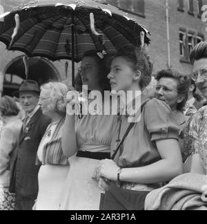 Intrattenimento folcloristico ad Amsterdam. Rep. Dei vari festeggiamenti relativi alla liberazione nella capitale [Due ragazze con ombrello decorato] Data: 1945 luogo: Amsterdam, Noord-Holland Parole Chiave: Liberation festival, Seconda guerra mondiale Foto Stock