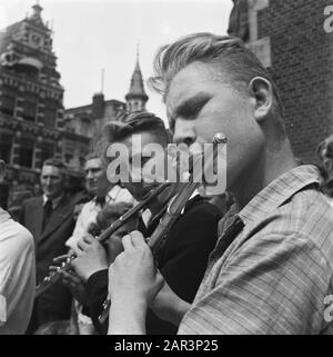 Intrattenimento folcloristico ad Amsterdam. Rep. Dei vari festeggiamenti dopo la liberazione nella capitale [Due ragazzi con flauti] Data: 1945 luogo: Amsterdam, Noord-Holland Parole Chiave: Liberation festival, Seconda guerra mondiale Foto Stock