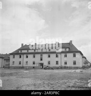 Campo di rimpatrio Bergen-Belsen edificio con iscrizione M.B. 57 e Croce Rossa Data: 1945 luogo: Bergen-Belsen, Germania Parole Chiave: Campi di concentramento, rimpatrio, seconda guerra mondiale Foto Stock