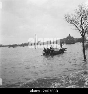 Distruzione: Walcheren (e 2nd Breakthrough) Quattro uomini con una chiatta con legna da ardere Data: 1945 luogo: Walcheren, Zeeland Parole Chiave: Seconda guerra mondiale, distruzione Foto Stock
