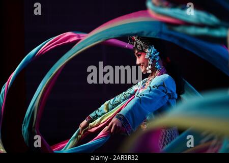 Pechino, Belgio. 17th Gen 2020. Un'attrice suona l'Opera di Pechino presso il Centro Culturale Cinese a Bruxelles, Belgio, 17 gennaio 2020. Credito: Zheng Huansong/Xinhua/Alamy Live News Foto Stock