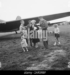 La principessa Juliana ritorna con le sue tre figlie del Canada nei Paesi Bassi liberati. Radio reporter Frits Thors (a sinistra) con la principessa Juliana e Prince Bernhard Annotazione: All'aeroporto Teuge arriva la Lockheed Hudson Rotterdam con Juliana e Margriet a bordo. Beatrix e Irene arrivano con un Douglas C-47 Dakota. Quattro persone reali in un aereo erano troppo rischiose. Il principe Bernhard era già all'aeroporto, accogliendo la sua famiglia. Data: 2 agosto 1945 luogo: Gelderland, Teuge Parole Chiave: Giornalisti, casa reale, principesse, seconda guerra mondiale, aeroplani, campi aerei Nome personale: Bernhard (Prince Foto Stock