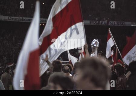 Finale Coppa europea i allo stadio Feijenoord: AJAX vs Inter Milan 2-0; Ajax bandiere e giocatori con la Coppa Data: 31 Maggio 1972 Località: Rotterdam, Zuid-Holland Parole Chiave: Sport, calcio Nome istituzione: Feyenoord, Inter Milan Foto Stock