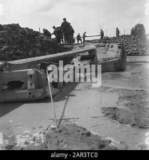 Walcheren: Herstelling Nollegat nella parete del mare e altri luoghi in Walcheren lavori di riparazione. Bunker affondato in primo piano? Data: 1945 luogo: Walcheren Parole Chiave: Recupero, ricostruzione Nome personale: Nollegat Foto Stock