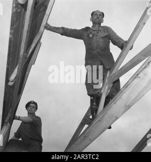 Walcheren: Herstelling Nollegat nel muro di mare e altri luoghi in Walcheren tedesco prigioniero di guerra (a destra) e un militare alleato quando costruire una caserma Data: 1945 luogo: Walcheren Parole Chiave: Recupero, seconda guerra mondiale, ricostruzione Foto Stock