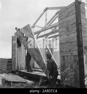 Walcheren: Herstelling Nollegat nella parete del mare e altri luoghi in Walcheren costruzione di una baracca [donata dalla Svizzera] Data: 1945 luogo: Walcheren Parole Chiave: Recupero, secondo mondo log, ricostruzione Foto Stock