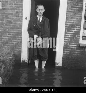 Walcheren: Herstelling Nollegat nella parete del mare e altri luoghi in Walcheren Man si trova davanti alla porta con i piedi in acqua Data: 1945 luogo: Walcheren Parole Chiave: Recupero, seconda guerra mondiale : Unknown/Anefo Foto Stock