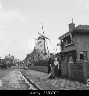 Walcheren: Herstelling Nollegat nella parete del mare e altri posti in Walcheren Kanaalstraat a Oost-Souburg. Casa del medico con miglio. Data: 1945 luogo: Oost-Souburg, Zeeland Parole Chiave: Edifici, riparazioni, mulino, distruzione, ricostruzione Foto Stock