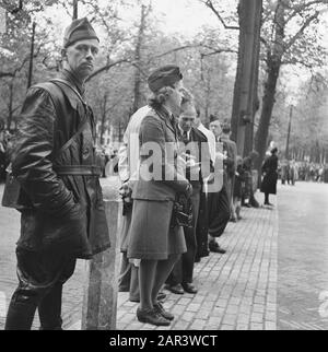 Visita di Eisenhower a Palace Lange Voorhout a l'Aia [pubblico, compresi i soldati, lungo la strada a Lange Voorhout] Data: 6 ottobre 1945 luogo: L'Aia Parole Chiave: Visite, generali Nome personale: Eisenhower, Dwight Foto Stock