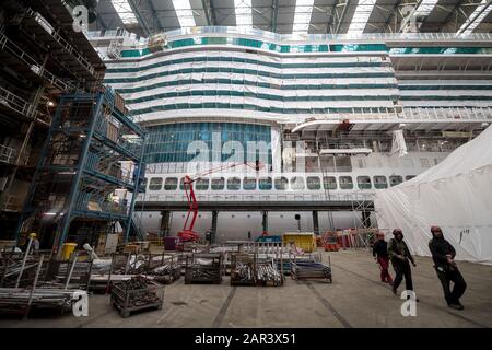 Papenburg, Germania. 22nd Gen 2020. Presso il cantiere navale Meyer si sta lavorando su una nave da crociera. Il cantiere navale Meyer di Emsland, noto per la costruzione di navi da crociera giganti, celebra il 225th anniversario della fondazione dell'azienda il 28 gennaio. Credito: Sina Schuldt/Dpa/Alamy Live News Foto Stock