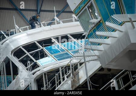 Papenburg, Germania. 22nd Gen 2020. Presso il cantiere navale Meyer si sta lavorando su una nave da crociera. Il cantiere navale Meyer di Emsland, noto per la costruzione di navi da crociera giganti, celebra il 225th anniversario della fondazione dell'azienda il 28 gennaio. Credito: Sina Schuldt/Dpa/Alamy Live News Foto Stock