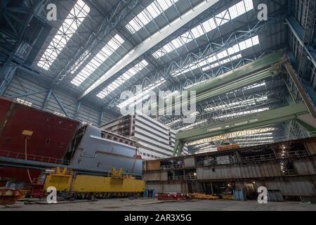 Papenburg, Germania. 22nd Gen 2020. Presso il cantiere navale Meyer si sta lavorando su una nave da crociera. Il cantiere navale Meyer di Emsland, noto per la costruzione di navi da crociera giganti, celebra il 225th anniversario della fondazione dell'azienda il 28 gennaio. Credito: Sina Schuldt/Dpa/Alamy Live News Foto Stock