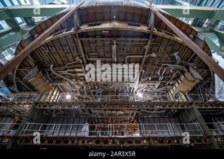 Papenburg, Germania. 22nd Gen 2020. La parte inferiore di un modulo di una nave da crociera nel cantiere navale Meyer. Il cantiere navale Meyer di Emsland, noto per la costruzione di navi da crociera giganti, celebra il 225th anniversario della fondazione dell'azienda il 28 gennaio. Credito: Sina Schuldt/Dpa/Alamy Live News Foto Stock