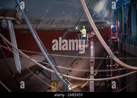 Papenburg, Germania. 22nd Gen 2020. Presso il cantiere navale Meyer si sta lavorando su una nave da crociera. Il cantiere navale Meyer di Emsland, noto per la costruzione di navi da crociera giganti, celebra il 225th anniversario della fondazione dell'azienda il 28 gennaio. Credito: Sina Schuldt/Dpa/Alamy Live News Foto Stock