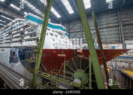 Papenburg, Germania. 22nd Gen 2020. Presso il cantiere navale Meyer si sta lavorando su una nave da crociera. Il cantiere navale Meyer di Emsland, noto per la costruzione di navi da crociera giganti, celebra il 225th anniversario della fondazione dell'azienda il 28 gennaio. Credito: Sina Schuldt/Dpa/Alamy Live News Foto Stock