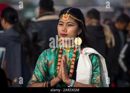 Kathmandu, Nepal. 25th Gen 2020. Una donna Tamang in un abbigliamento tradizionale durante la celebrazione.la comunità Tamang celebra Sonam Losar o Capodanno che si verifica contemporaneamente con il cinese e mongolo nuovo anno. Credit: Sopa Images Limited/Alamy Live News Foto Stock