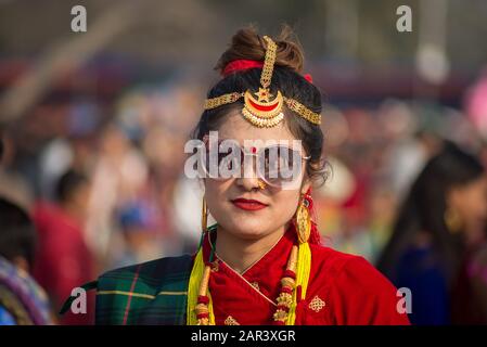 Kathmandu, Nepal. 25th Gen 2020. Una donna Tamang in un abbigliamento tradizionale durante la celebrazione.la comunità Tamang celebra Sonam Losar o Capodanno che si verifica contemporaneamente con il cinese e mongolo nuovo anno. Credit: Sopa Images Limited/Alamy Live News Foto Stock