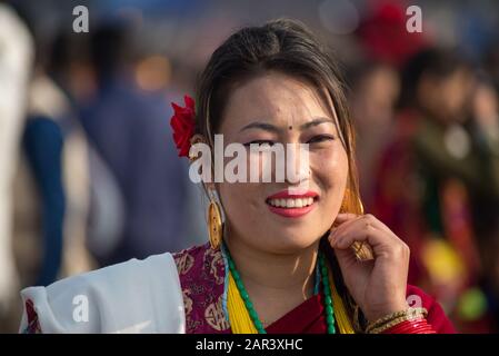 Kathmandu, Nepal. 25th Gen 2020. Una donna Tamang in un abbigliamento tradizionale durante la celebrazione.la comunità Tamang celebra Sonam Losar o Capodanno che si verifica contemporaneamente con il cinese e mongolo nuovo anno. Credit: Sopa Images Limited/Alamy Live News Foto Stock