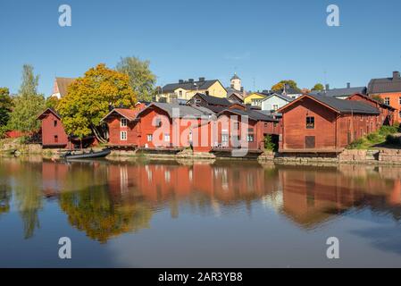 Vecchie case rosse in legno nel centro storico di Porvoo, Finlandia Foto Stock