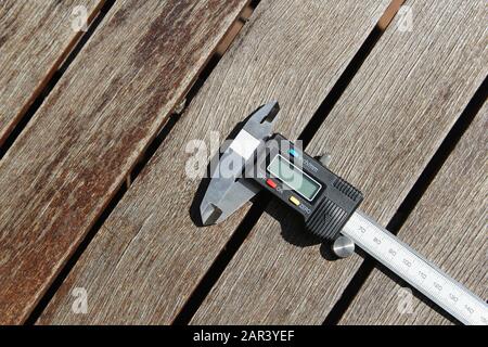 Immagine ad alto angolo di un calibro digitale su un legno superficie Foto Stock