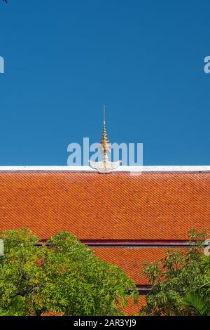 Tetto del buddista di Tempio thailandese con un cielo blu Foto Stock