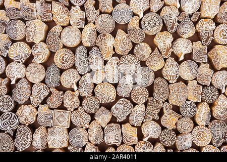 Francobolli di legno blocchi di stampa intagliati a mano per la vendita sul mercato della strada in India Foto Stock