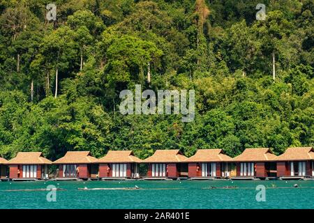 Raft case sulla Lan Cheow lago in Khao Sok National Park Foto Stock