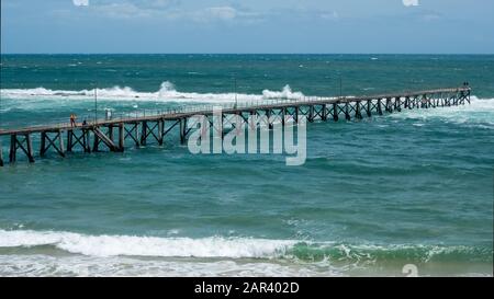 Il molo di Port Noarlunga con oceano ruvido che colpisce la barriera corallina nell'Australia del Sud il 23rd gennaio 2020 Foto Stock