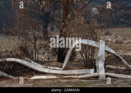 I Boscoscimani australiani sono all'indomani. Wingello, SW. Il fuoco si è verificato la notte del 4 gennaio. Fence fuso nel blaze. Foto Stock