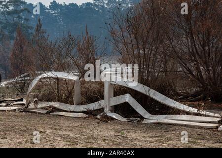 I Boscoscimani australiani sono all'indomani. Wingello, SW. Il fuoco si è verificato la notte del 4 gennaio. Fence fuso nel blaze. Foto Stock